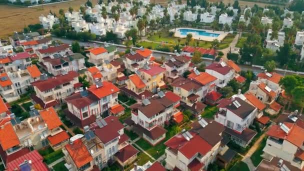 Ağaçlarla Çevrili Otel Havuz Evlerin Yükselen Manzarası Okurcalar Türkiye Yüksek — Stok video