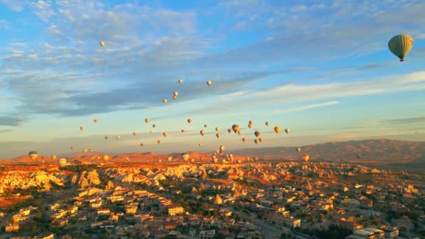 Krásný High Úhel Záběr Desítek Barevných Vzduchových Balónů Létající Nad — Stock video