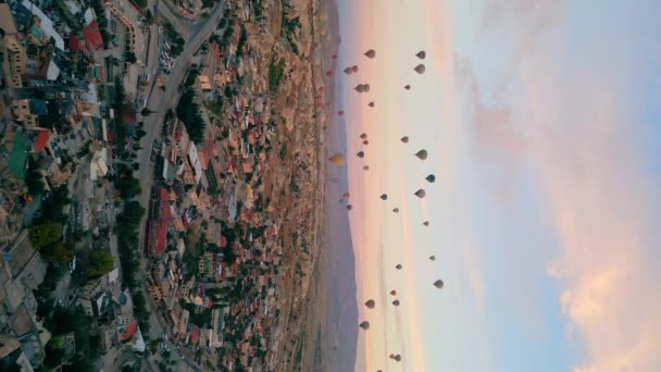 Vertikálně Stoupající Video Cappadocia Spoustu Vzduchových Balónů Nad Ním Růžová — Stock video