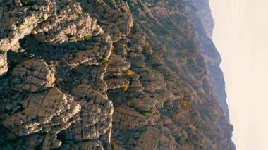 Türkiye 'nin güneyindeki Taurus Dağları' nın çarpıcı dikey drone görüntüsü. Yüksek kalite 4k görüntü