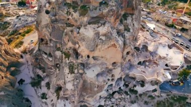 Kapadokya 'nın seçkin ve görkemli doğası, yüksek kayalıklarda Türk bayrağı, hava videosu. Yüksek kalite 4k görüntü