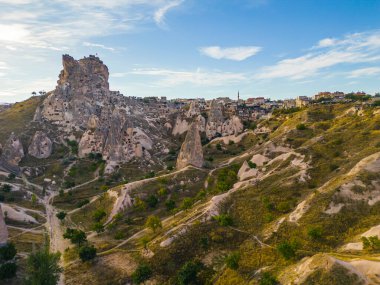 Goreme, Kapadokya, Orta Anadolu Bölgesi çevresindeki volkanik tufa kaya oluşumlarının panoramik insansız hava aracı görüntüsü. Yüksek kalite fotoğraf