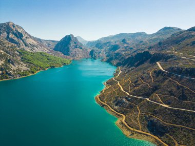Oymapinar Baraj Gölü 'nün havadan görünüşü, dağ uçurumları ve kıvrımlı yollar. Yeşil Kanyon, Manavgat, Antalya, Türkiye. Yüksek kalite fotoğraf