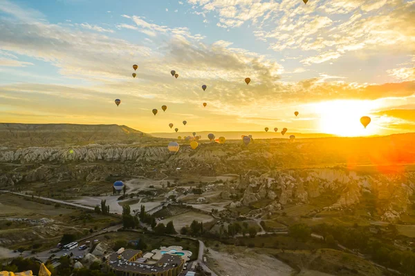 Spectaculaire Drone Uitzicht Hete Lucht Ballonnen Rijden Kalkoenen Iconische Cappadocië — Stockfoto