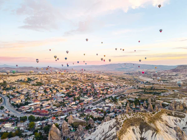 Kleurrijke Heteluchtballonnen Vliegen Bij Fee Schoorstenen Vallei Nevsehir Goreme Cappadocia — Stockfoto