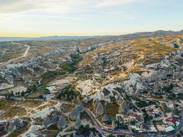 在土耳其中部安纳托利亚地区的卡帕多西亚 Cappadocia 可以俯瞰美丽的烟囱山山谷 独特的地质构造和城市全景 高质量的照片 — 图库照片