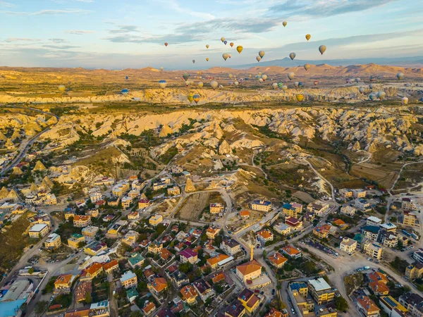 在日出时分 数百个热气球在土耳其标志性的卡帕多西亚上空盘旋 这座城市位于仙女烟囱谷的中央 高质量的照片 — 图库照片