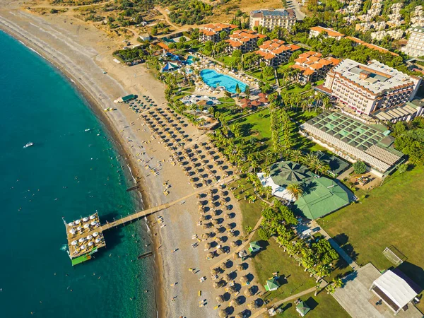 トルコのアランヤ地方のオークカル 地中海の海岸線に沿って ホテル プール サンベッドと傘付きの砂のビーチで街のリゾートのドローンビュー 高品質 — ストック写真