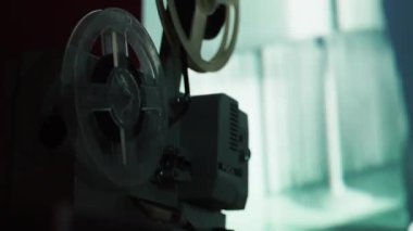 Beyaz, eski moda film projektörü filmden bir film gösteriyor. Sinematografi ve fotoğrafçılığın başlangıcı. Hızlı değişen endüstri. - Evet. Yüksek kalite 4k görüntü
