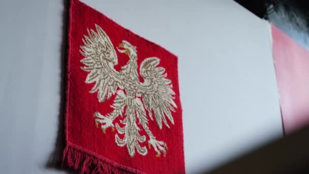 Emblema Rojo Polaco Prl Águila Blanca Sin Corona Colgando Pared — Vídeos de Stock