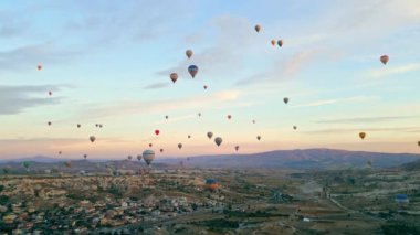 Dünyanın en büyük gösterilerinden biri. Kapadokya 'nın tepesinde hava balonları sergileniyor. Yüksek kalite 4k görüntü