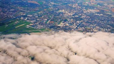 Gökyüzünden, bulutların üzerinden Türk şehrine inanılmaz bir manzara. Yüksek kalite 4k görüntü