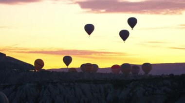 Hayatınızda görebileceğiniz en iyi gün doğumu Kapadokya üzerinde sıcak hava balonları. Yüksek kalite 4k görüntü