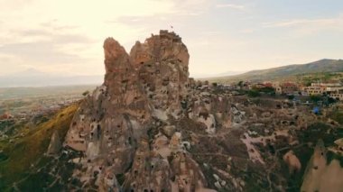 Arka plandaki yüksek kaya ve yerleşim yerlerinin havadan çekilmiş görüntüleri, Türkiye. Yüksek kalite 4k görüntü