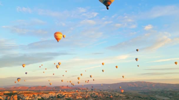 見事な光景 カッパドキアの上に多数のカラフルな気球 高品質4K映像 — ストック動画