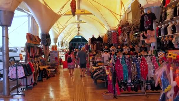 2022 Manavgat Turecko Bazar Mnoho Návštěvníků Kráčejících Obchodě Dívajících Oblečení — Stock video