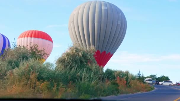 2022 Cappadocia Turkey Car Moving Road Dozens Air Balloons Preparing — Stock Video