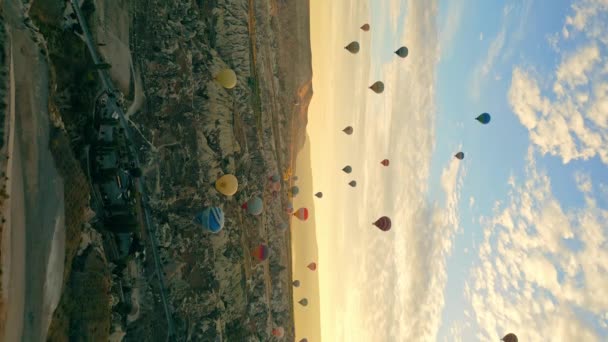 Dech Beroucí Vertikální Video Horkovzdušných Balónů Nad Cappadocia Během Východu — Stock video