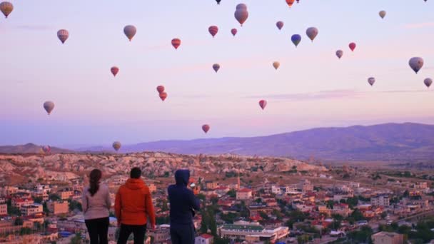 2022 Cappadocia Turecko Diváci Sledují Četné Vzdušné Balóny Nad Cappadocií — Stock video