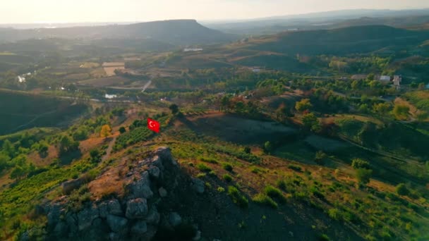 Ascending View Green Wide Field Turkish Flag Flying Rock Lake — Stock Video