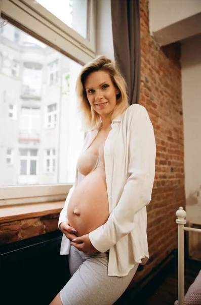 Fotografía Analógica Vertical Una Hermosa Mujer Embarazada Caucásica Parada Junto —  Fotos de Stock