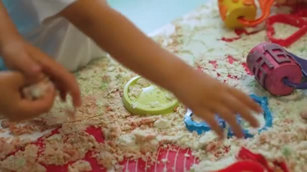 Дошкільнятам Які Використовують Пластикові Форми Виготовлення Фігур Кінетичним Піском Заняття — стокове відео