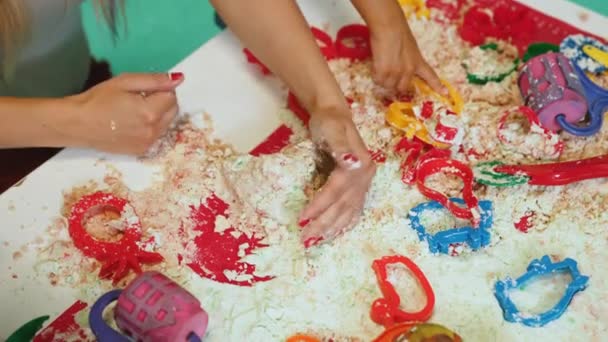 Дети Играют Кинетическим Песком Улучшают Свои Творческие Навыки Детский Сад — стоковое видео