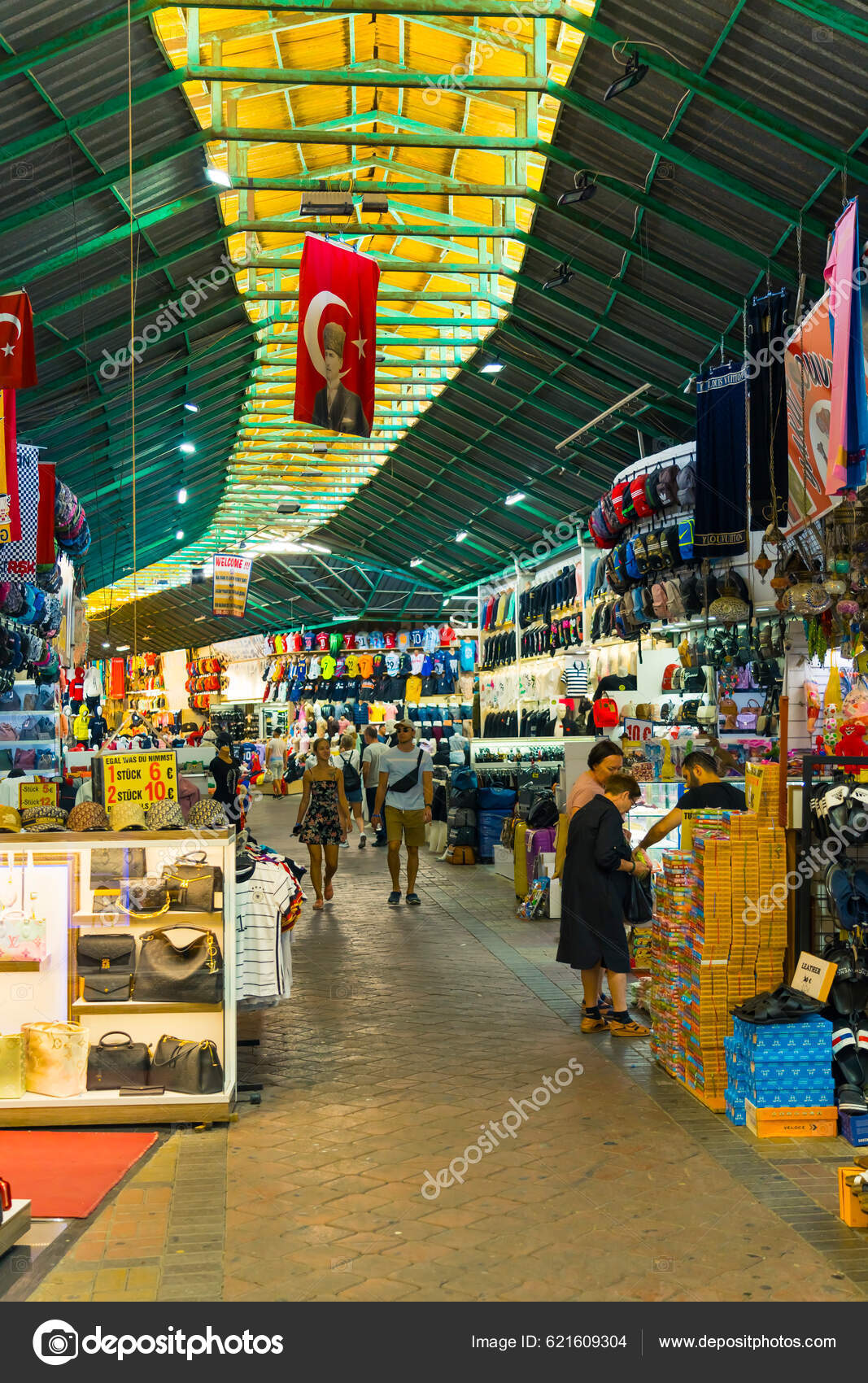 2022 Manavgat Tyrkia Bazaar Klær Tilbehør Utstilt Boder Tyrkisk Innendørs –  redaksjonelt stockfoto © PoppyPix #621609304