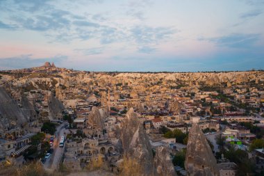 Türkiye 'nin başkenti Cappadocia' nın kayalık tepeleri ve dağlarıyla manzaralı bir kasaba. Turistik bir yer. Yatay hava görüntüsü. Yüksek kalite fotoğraf