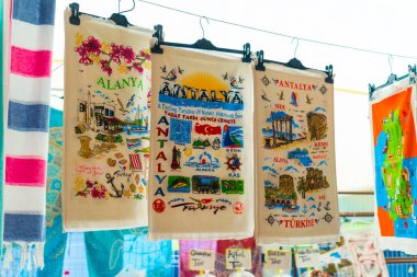 10.11.2022 Manavgat, Türkiye - Trurkish Çarşısı 'nda sergilenen dekoratif duvar asma hatıraları. Yatay çekim. Yüksek kalite fotoğraf