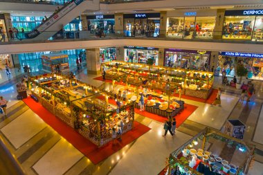 10.11.2022 - Yan, Türkiye - Türkiye 'deki Side, Türkiye alışveriş merkezindeki bölge pazarında gezen gıda tezgahları ve alışverişçilerin Birdeye bakış açısı. Yatay çekim. Yüksek kalite fotoğraf