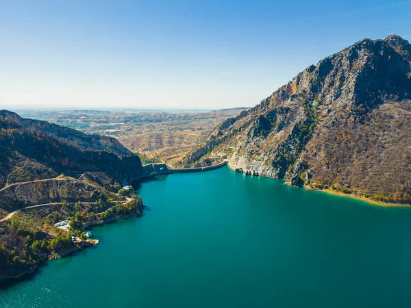 Βραχώδη Βουνά Πάνω Από Λίμνη Oymapinar Τουρκία Πρωί Λίμνη Βαθέων — Φωτογραφία Αρχείου
