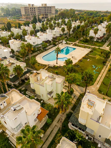 土耳其坎格旅游胜地的鸟塞耶景观 拥有明亮的现代建筑 室外游泳池和棕榈树 旅游目的地 侧向射击 高质量的照片 — 图库照片