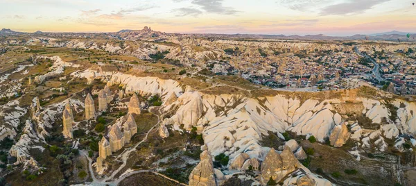 土耳其卡帕多西亚多山的岩石景观 背景是五彩缤纷的粉色黄天和城镇 旅游目的地 水平宽拍 高质量的照片 — 图库照片