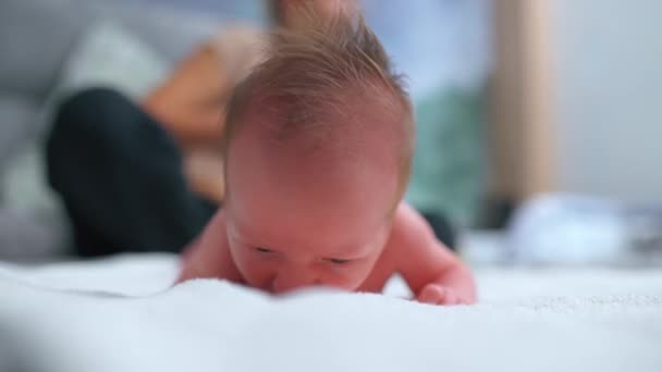 Adorable Bebé Niño Acostado Sobre Estómago Curiosamente Mirando Textura Manta — Vídeos de Stock