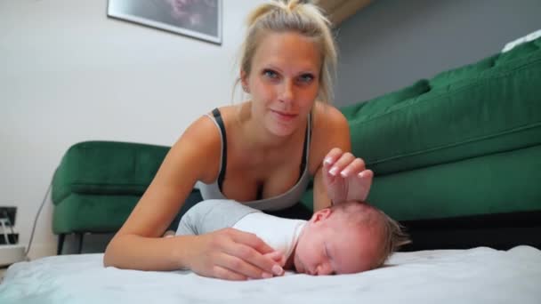 Orgogliosa Madre Single Caucasica Sulla Trentina Appoggiata Suo Adorabile Bambino — Video Stock