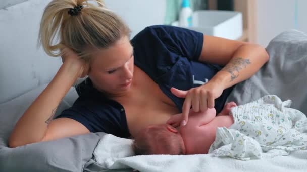 Benefícios Aleitamento Materno Menino Bebê Caucasiano Deitado Costas Sendo Amamentado — Vídeo de Stock