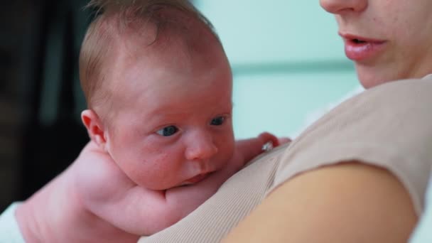 Relatie Tussen Moeder Kind Een Kinderachtig Concept Onherkenbare Blanke Moeder — Stockvideo