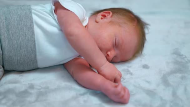 Bebê Recém Nascido Europeu Bonito Deitado Lado Bocejando Esticando Fechando — Vídeo de Stock