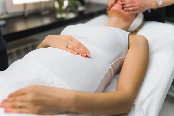 Bald Werdende Mutter Bekommt Wellness Gesichtsbehandlung Sich Entspannen Und Stress — Stockfoto