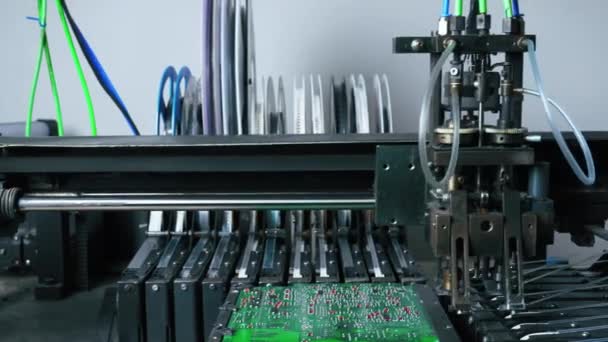 Plně Automatická Montáž Smd Mikročipů Elektrických Komponentů Desku Pcb Záběr — Stock video
