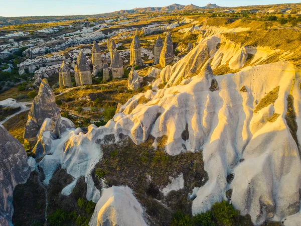 土耳其卡帕多西亚的落基山脉 有古老的雕刻结构 灿烂的黄色夏日阳光 旅游胜地的景致 水平空中拍摄的照片 高质量的照片 — 图库照片