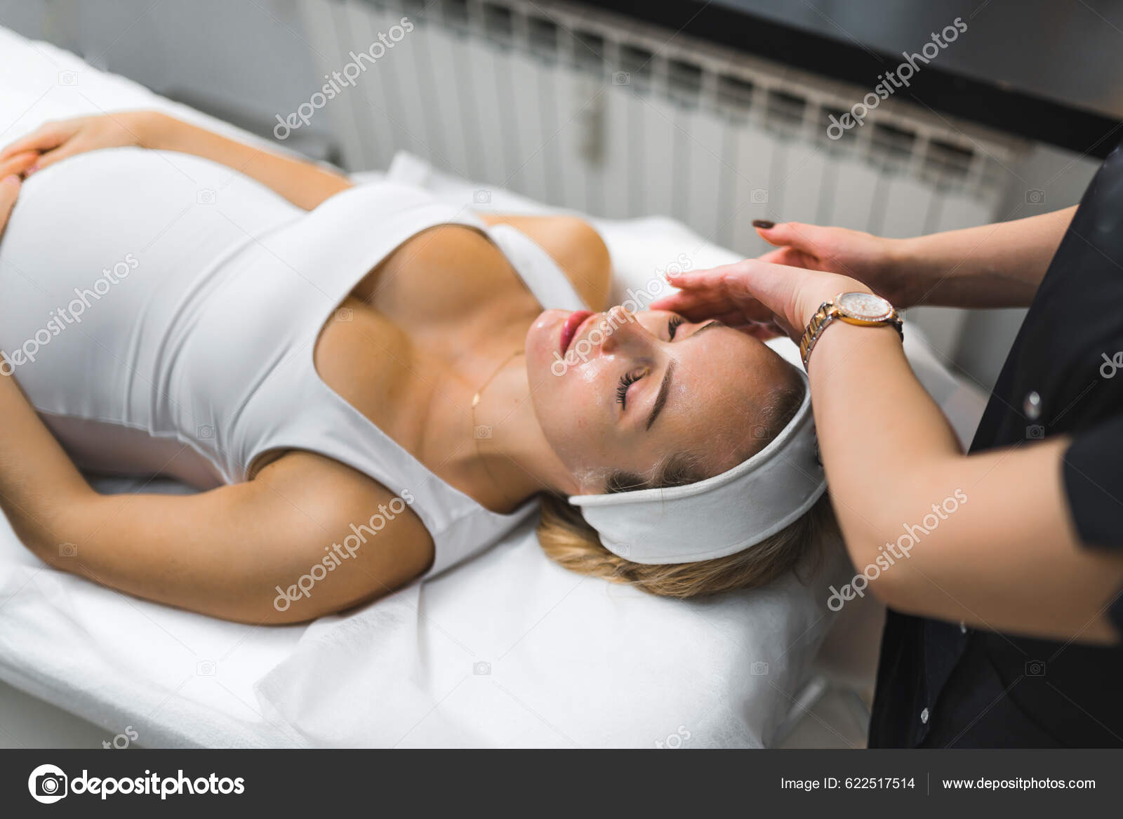 Gentle Face Massage Spa Day Cosmeticians Pov Professional Beauty Salon  Stock Photo by ©PoppyPix 622517514