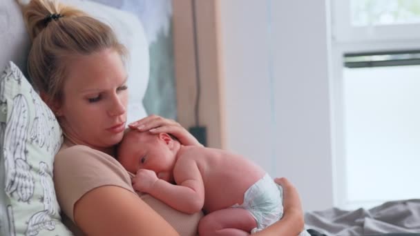개념이야 중년의 매력적 금발에 어머니는 기저귀를 아기를 가슴에 재운다 고품질 — 비디오