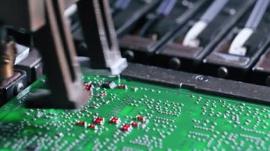 Önemli çipleri ve elektrik bileşenlerini PCB 'ye yapıştıran SMD montaj makinesi. Otomatik montaj kapanışı. Teknoloji. Yüksek kalite 4k görüntü