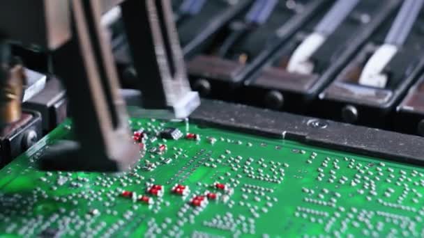 Smd Montagemaschine Die Wichtige Chips Und Elektrische Bauteile Auf Die — Stockvideo