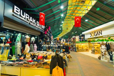10.11.2022 Manavgat, Türkiye - Pazar. Kapalı Turish pazarında çeşitli tezgahlar ve giyim mağazaları var. Türk bayrakları. Yatay çekim. Yüksek kalite fotoğraf