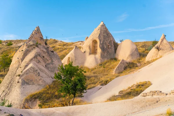 Formaciones Rocosas Inusuales Colinas Cubiertas Hierba Capadocia Turquía Paisaje Matutino —  Fotos de Stock
