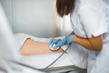 10.27.2022 Varşova, Polonya. Venüs Dondurması- cerrahi olmayan ve beyaz tenli uzman güzellik uzmanının beyaz hastasına uyguladığı FDA onaylı olmayan cilt sıkma tedavisi. Yüksek kalite