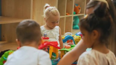 Plastik evde oturup öğretmenleriyle oynayan sevimli çocuklar, çocuk oyunları konsepti. Yüksek kalite 4k görüntü